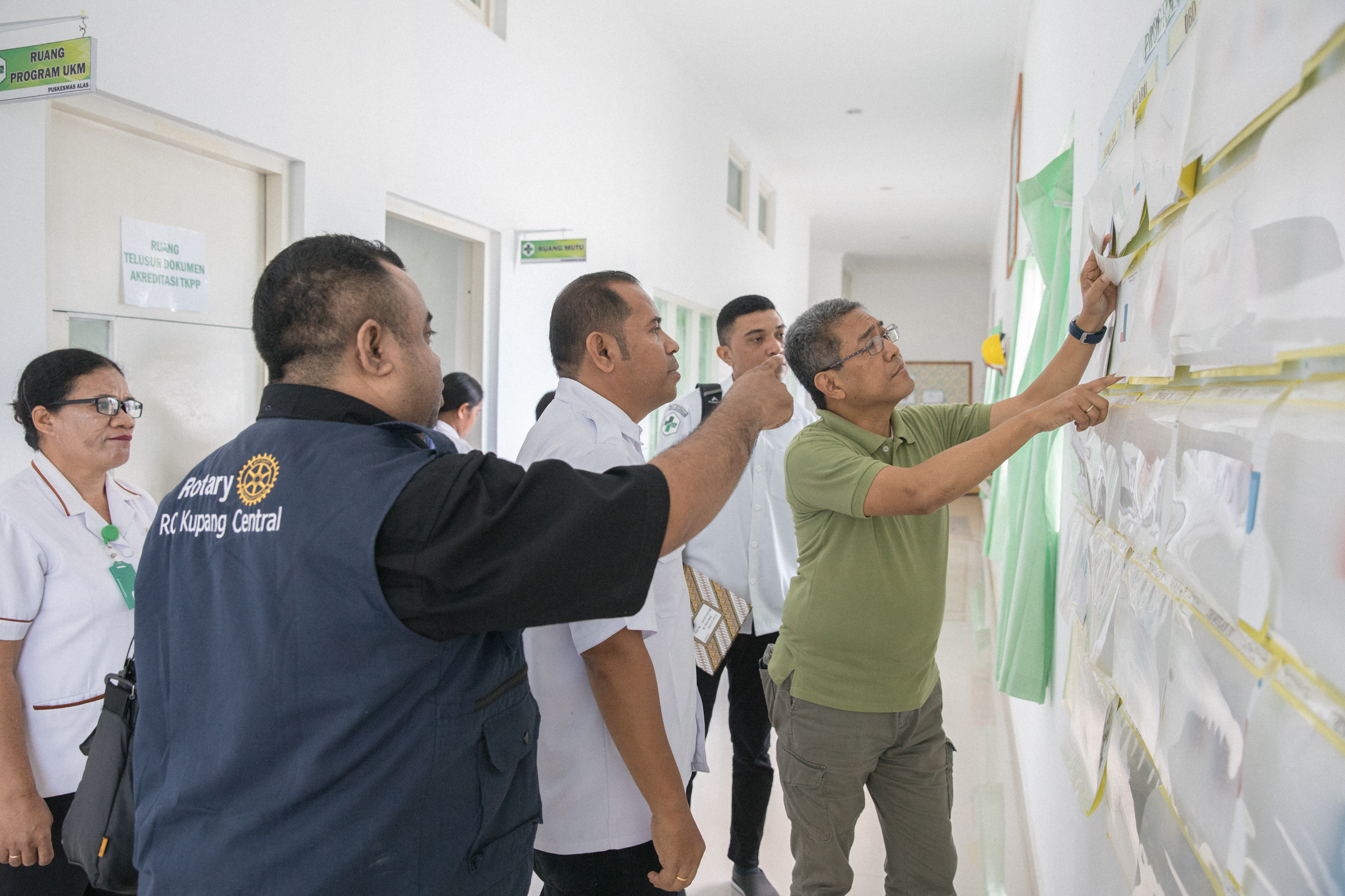  Cadre member Noel Alidio talks with workers at a public health center in Alas village, Malaka, East Nusa Tenggara, Indonesia, during an interim monitor site visit.